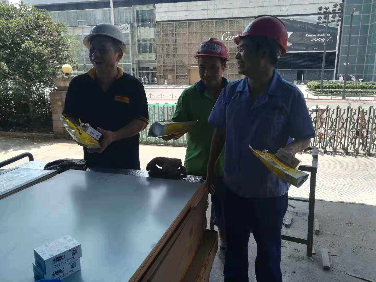 長沙人民銀行項目部發放防暑物資